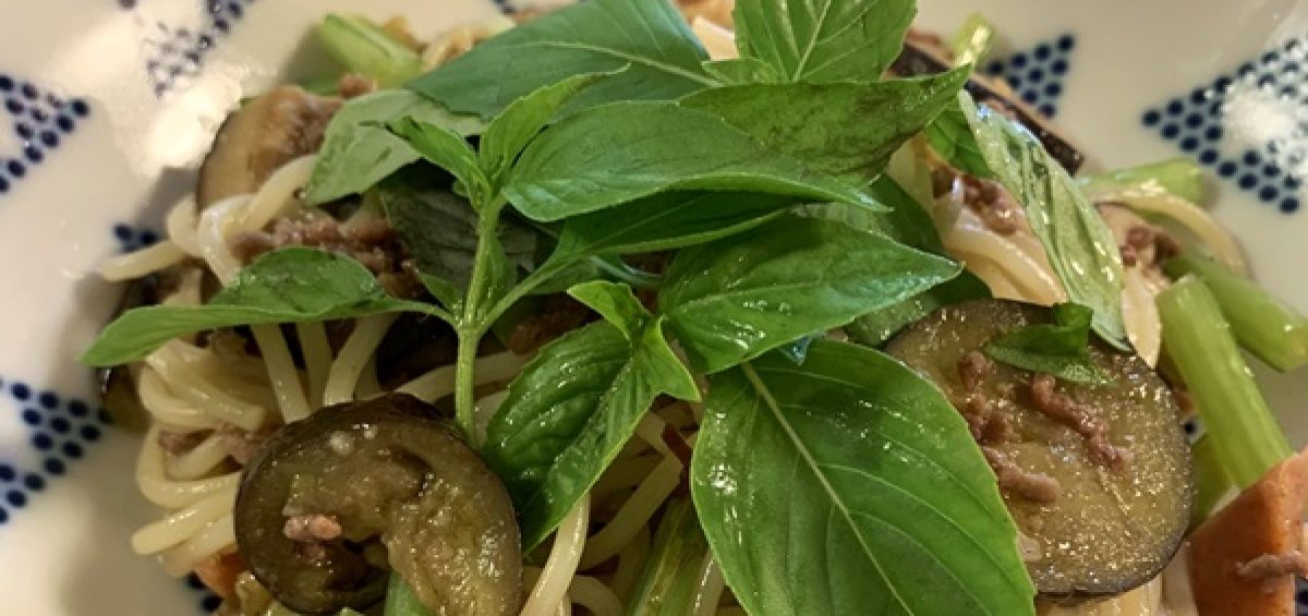 レシピ 夏野菜を使った時短料理 第4弾 茄子とひき肉と小松菜のオリーブパスタ ビセットプラザ 東中野